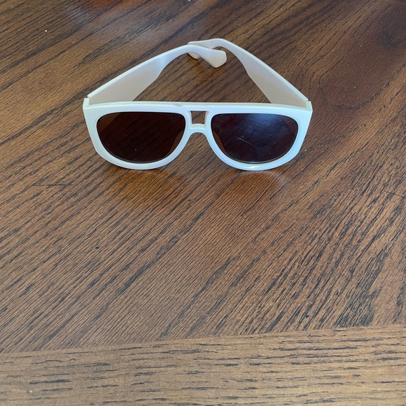 Stylish Cream Aviator Sunglasses - Picture 3 of 4